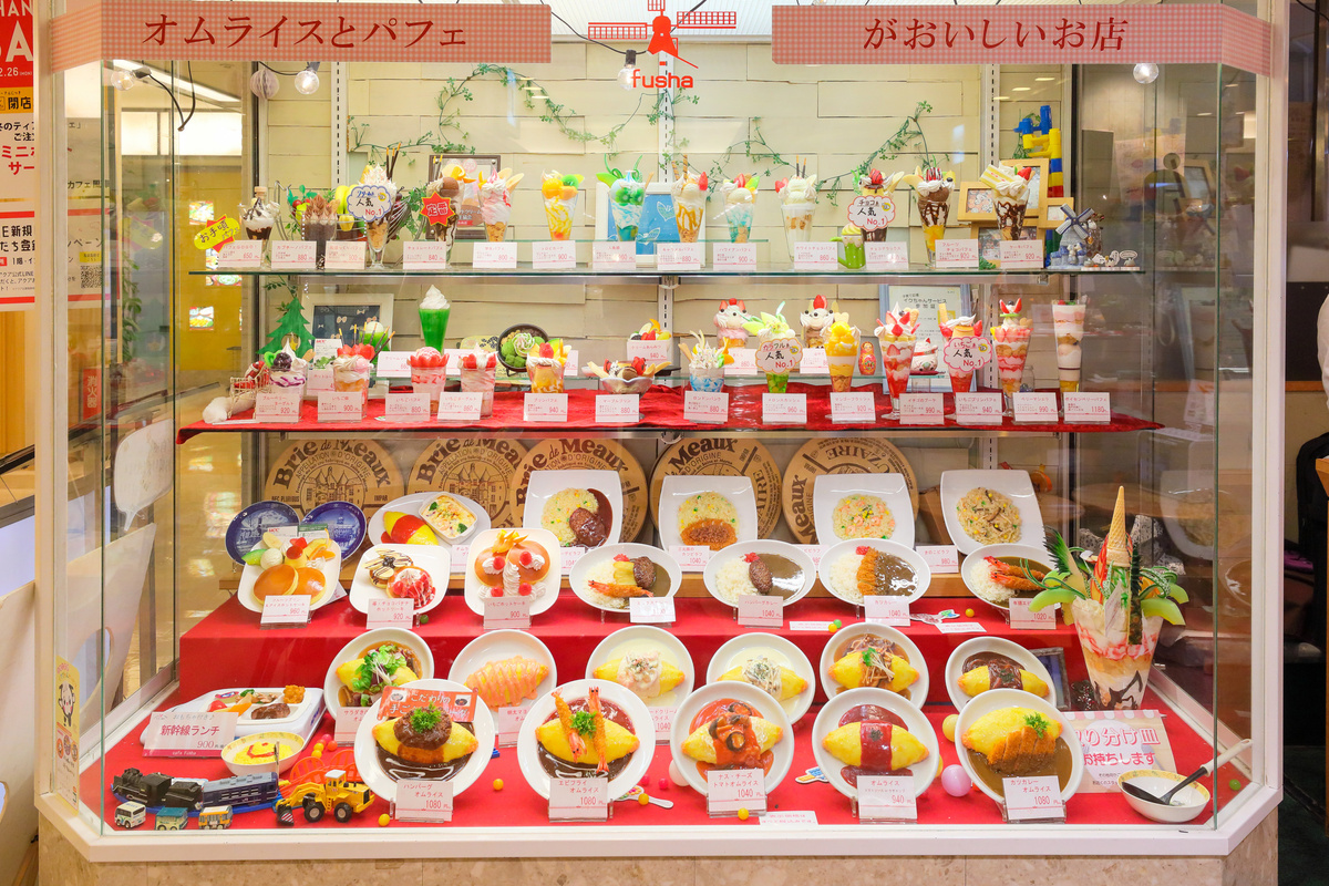 カフェ風車アクア広島センター街店の店頭。パフェがならんでいるサンプルケース画像。